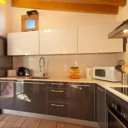 Sleeps 4 Air Con